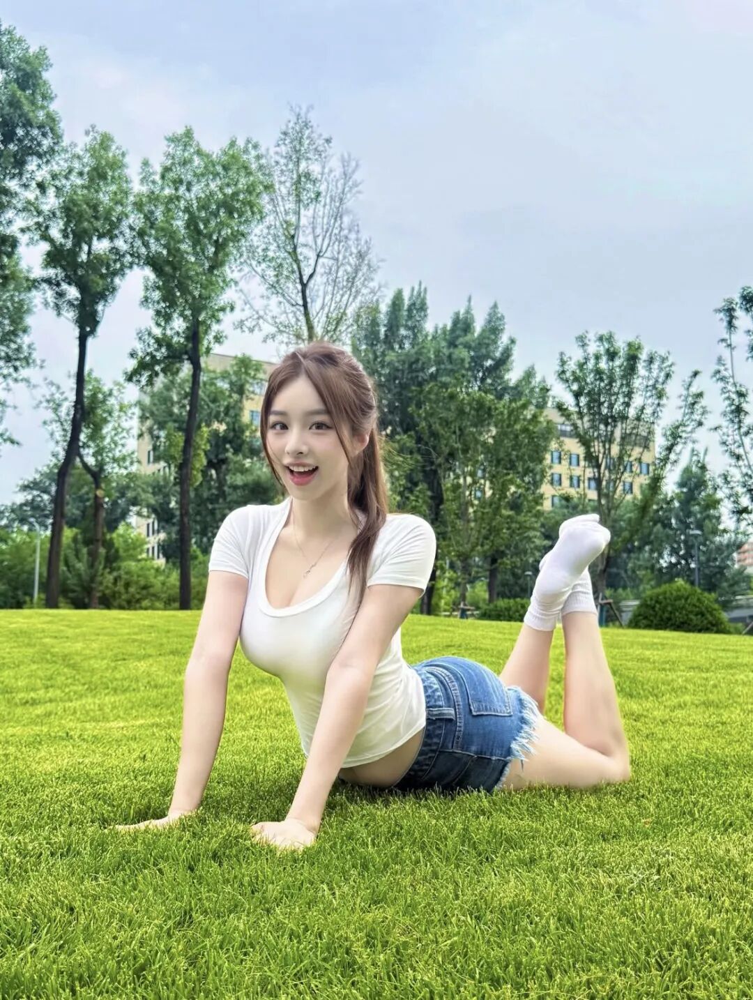 和风与青草相伴，拍下草坪上自在的模样