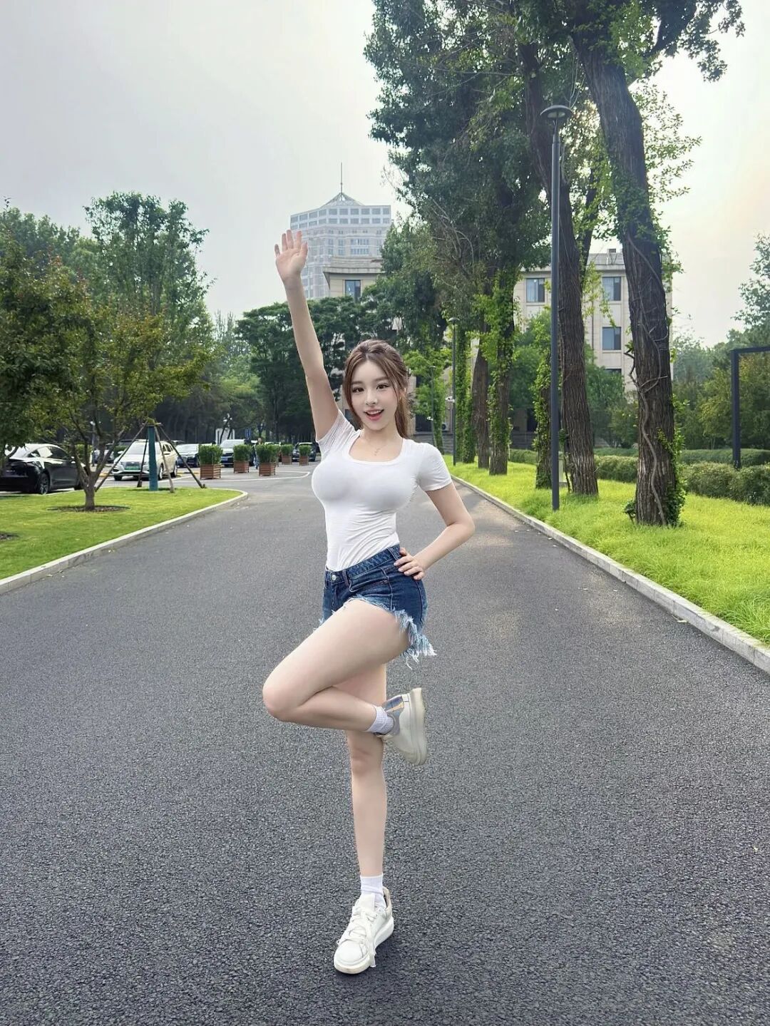 和风与青草相伴，拍下草坪上自在的模样